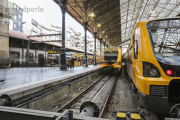 Portugal  Porto  Verschwommene Bewegung von Zügen beim Durchfahren des Bahnhofs