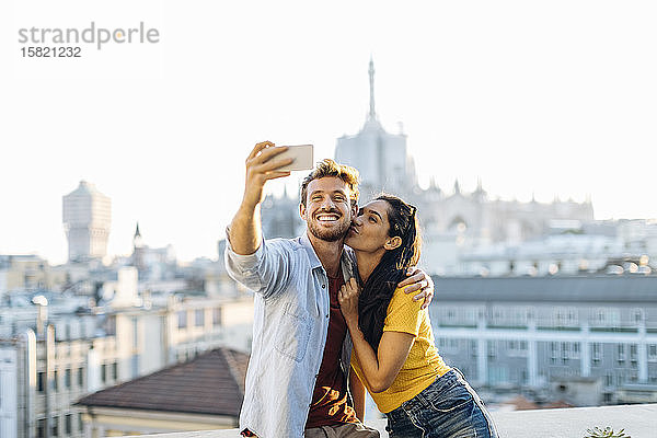 Glückliches junges Paar  das ein Selfie über der Stadt macht  Mailand  Italien