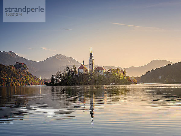 Slowenien  Bled  Bleder See im Morgengrauen mit der Kirche Mariä Himmelfahrt im Hintergrund