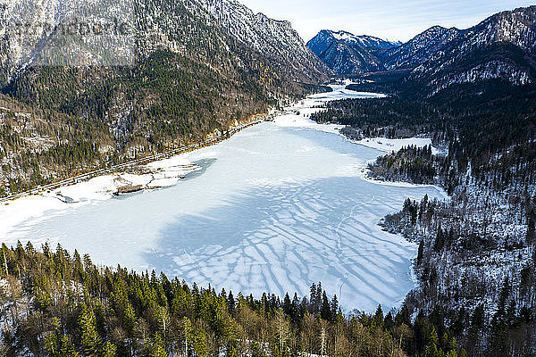 Deutschland  Bayern  Reit im Winkl  Hubschrauberansicht des zugefrorenen Sees im Wintertal der Chiemgauer Alpen