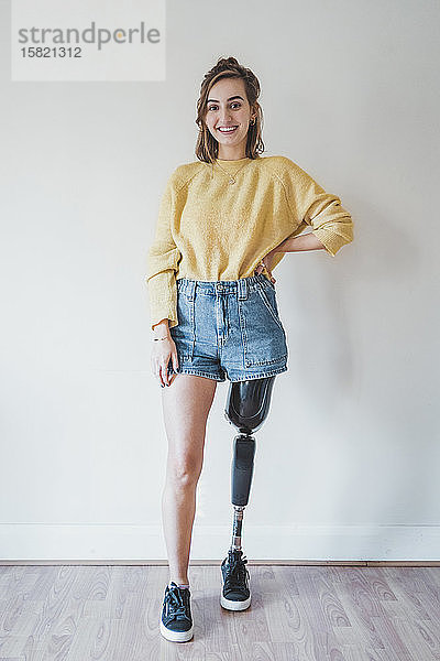 Porträt einer lächelnden jungen Frau mit Beinprothese