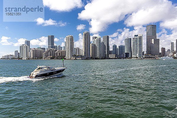 USA  Florida  Skyline von Downtown Miami mit Motorboot auf dem Wasser