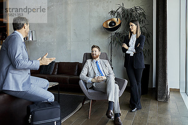 Geschäftsleute bei einem Meeting in der Hotellobby