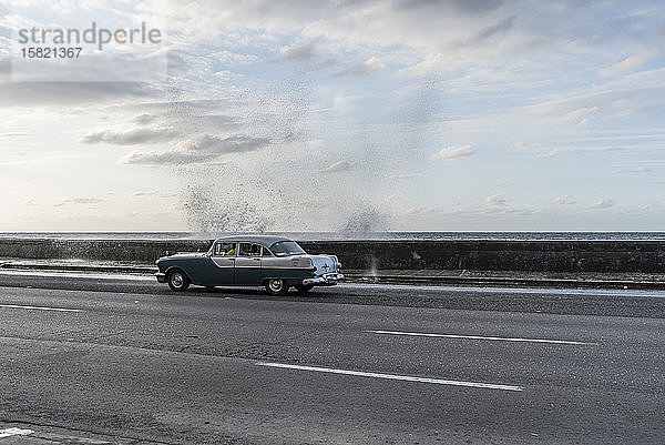 Oldtimer auf der Straße in Malecon  Havanna  Kuba