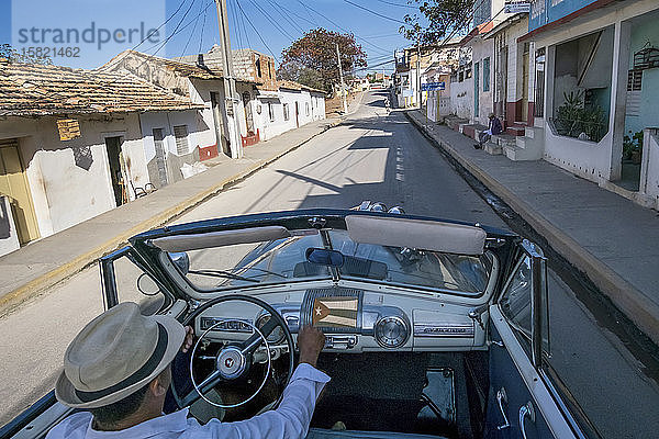 Taxifahrer mit einem Oldtimer-Cabriolet  Trinidad  Kuba
