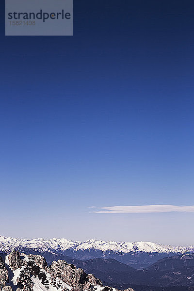 Idyllischer Blick auf schneebedeckte Bergkette vor blauem Himmel am Nassfeld  Österreich