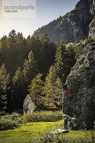 Mann klettert auf der Zillertaler Alm in den Fels; Ginzling  Tirol  Österreich