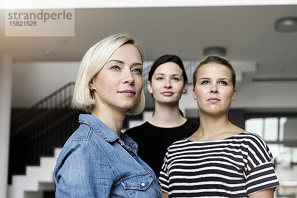 Porträt selbstbewusster junger Geschäftsfrauen im Amt  die wegschauen