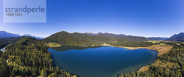 Deutschland  Bayern  Krun  Drohnenansicht des klaren blauen Himmels über dem Barmsee