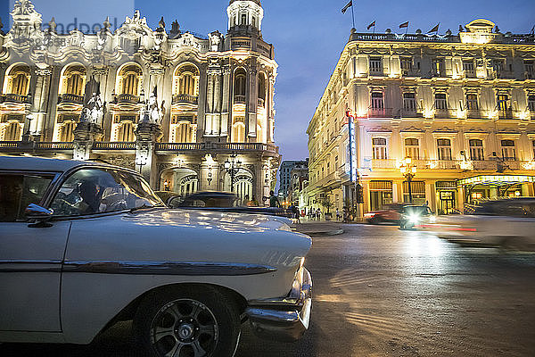 Oldtimer auf der Straße bei Nacht  Havanna  Kuba