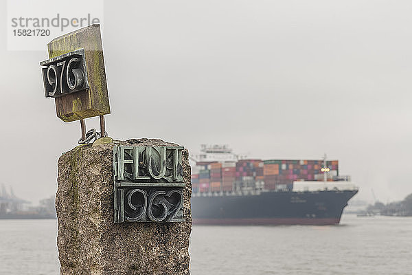 Deutschland  Hamburg  Küstenhochwasser-Denkmal mit Containerschiff im Hintergrund