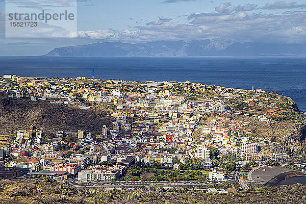 Blick auf San Sebastian de La Gomera  mit Teneriffa im Hintergrund  Kanarische Inseln  Spanien