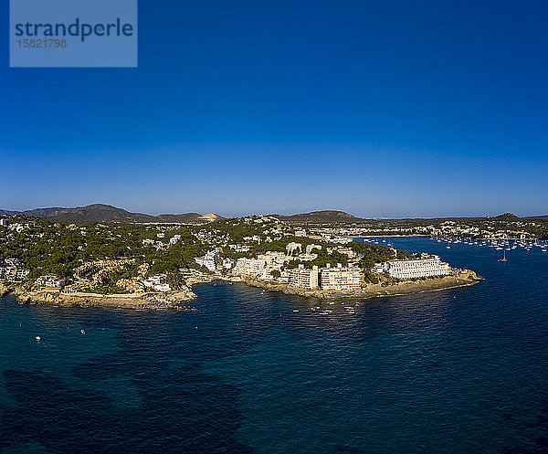 Spanien  Balearen  Costa de la Calma  Luftaufnahme des klaren blauen Himmels über der Küstenstadt im Sommer