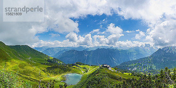 Deutschland  Bayern  Allgäuer Alpen  Panoramablick vom Fellhorn zum Schlappoldsee und Bergstation der Fellhornbahn  Stillachtal