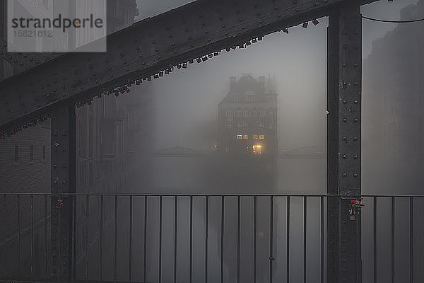 Deutschland  Hamburg  Wasserschloss in dichten Nebel gehüllt
