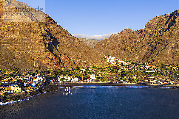 Spanien  Santa Cruz de Tenerife  Valle Gran Rey  Luftaufnahme der Küstenstadt auf der Insel La Gomera