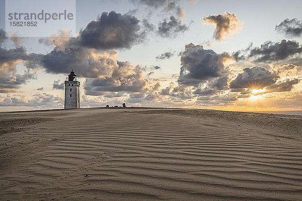 Dänemark  Lonstrup  Wolken über geriffelten Sanddünen und Rubjerg Knude Leuchtturm bei Sonnenuntergang