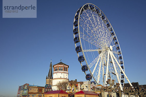 Deutschland  Nordrhein-Westfalen  Düsseldorf  Tiefblick auf das Riesenrad vor klarem blauen Himmel