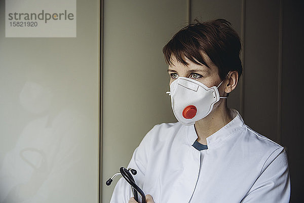 Porträt einer Ärztin mit Schutzmaske
