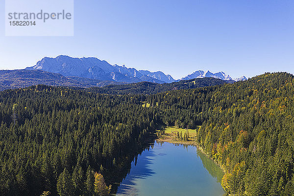 Deutschland  Bayern  Krun  Drohnenansicht des Waldes um den Grubsee mit dem Wettersteingebirge im Hintergrund