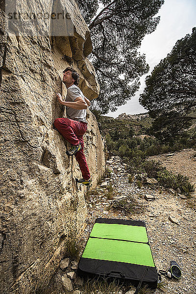 Felsbrockenklettern im Steinbruch mit Crashpad auf dem Boden  La Ciotat  Bouches-du-Rhone  Frankreich