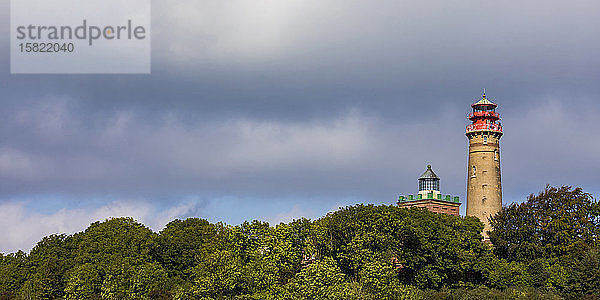 Deutschland  Mecklenburg-Vorpommern  Insel Rügen  Kap Arkona  Leuchttürme  Schinkelturm und Rundturm bei bewölktem Himmel
