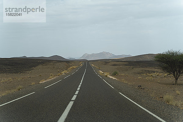 Leere Straße in der Wüste Sahara  Merzouga  Marokko