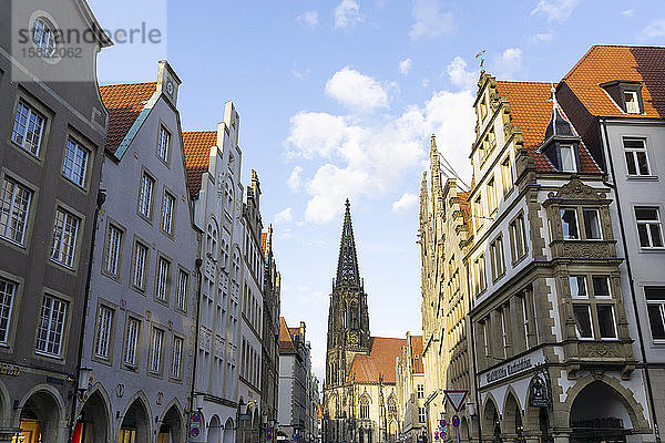 Deutschland  Nordrhein-Westfalen  Münster  Turm der Kirche Saint Lamberts zwischen Reihen von Wohngebäuden am Prinzipalmarkt
