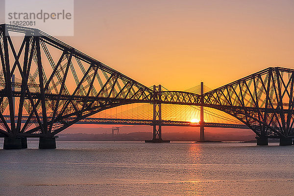 Großbritannien  Schottland  Silhouetten der Forth Bridge und der Forth Road Bridge bei Sonnenuntergang