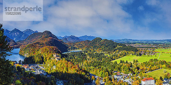 Deutschland  Bayern  Hohenschwangau  Alpenwaldpanorama rund um das Schloss Hohenschwangau im Herbst