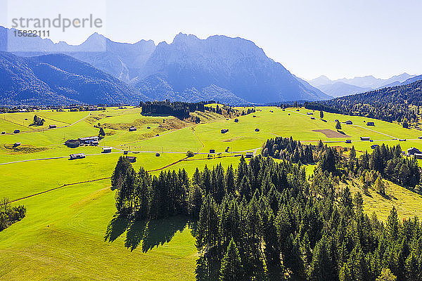 Deutschland  Bayern  Mittenwald  Drohnenansicht der Buckelwiesen im Frühling mit dem Karwendelgebirge im Hintergrund