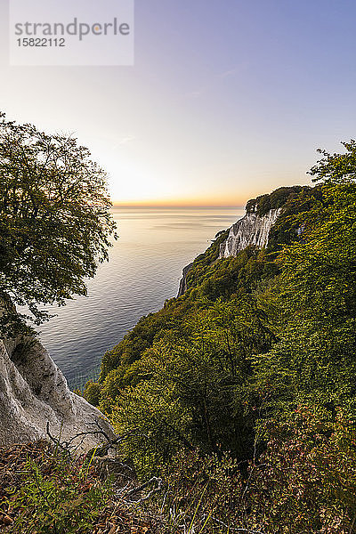 Deutschland  Mecklenburg-Vorpommern  Insel Rügen  Nationalpark Jasmund  Kreidefelsen und Ostsee bei Sonnenuntergang