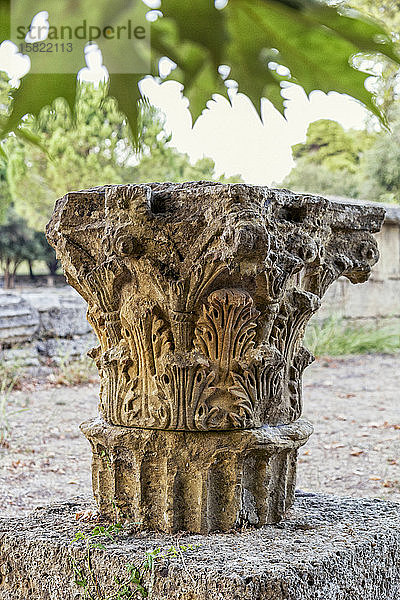 Griechenland  Olympia  Details von Korinthische Säule in antiken Ruinen