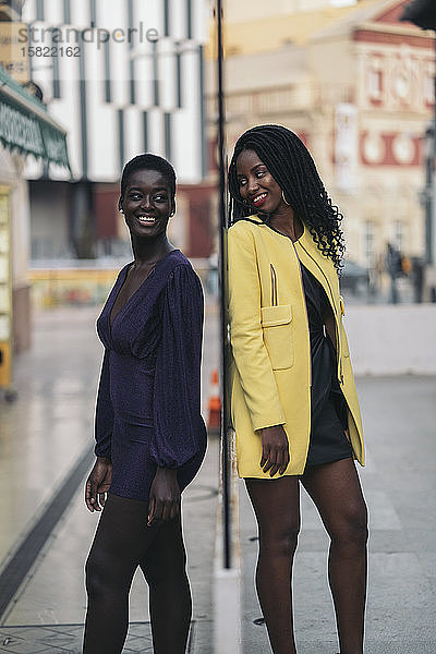 Zwei junge Frauen in der Stadt  die sich spiegeln