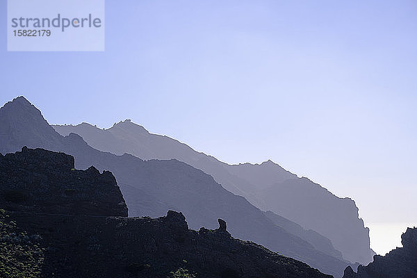Spanien  Santa Cruz de Tenerife  Taguluche  Klarer Himmel über den Silhouetten der Berge der Insel La Gomera