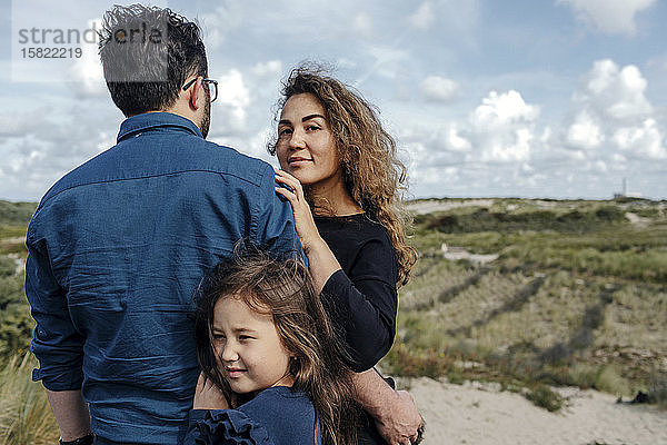 Porträt einer Frau mit Ehemann und kleiner Tochter in den Dünen  Den Haag  Niederlande