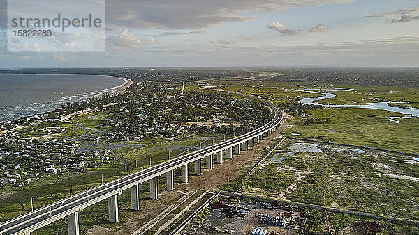 Mosambik  Katembe  Luftaufnahme der Maputo-Katembe-Brücke und der umliegenden Felder