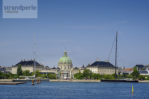 Dänemark  Kopenhagen  Boote vor der Amalienborg und Frederiks Kirche festgemacht