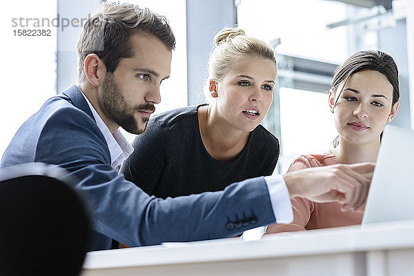 Selbstbewusstes Geschäftsteam  Zusammenarbeit  Brainstorming  Laptop