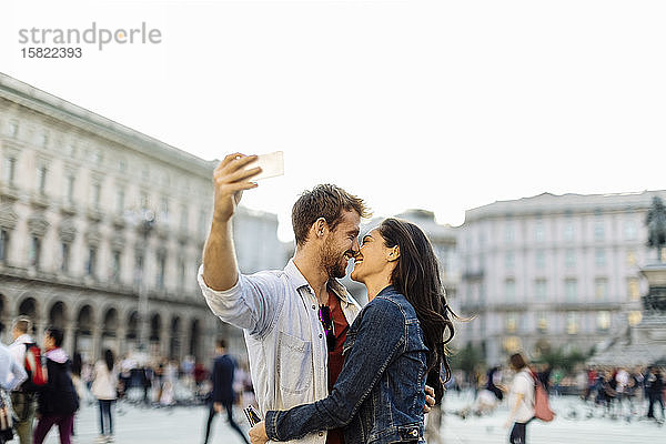 Glückliches junges Paar  das ein Selfie in der Stadt macht  Mailand  Italien