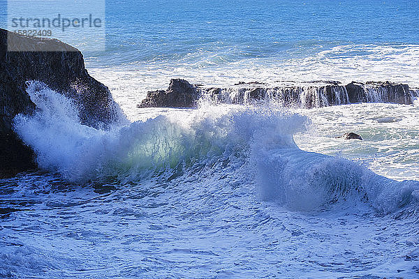 Spanien  Santa Cruz de Tenerife  Taguluche  Plätschern der Meereswellen an der Playa de Guarinen