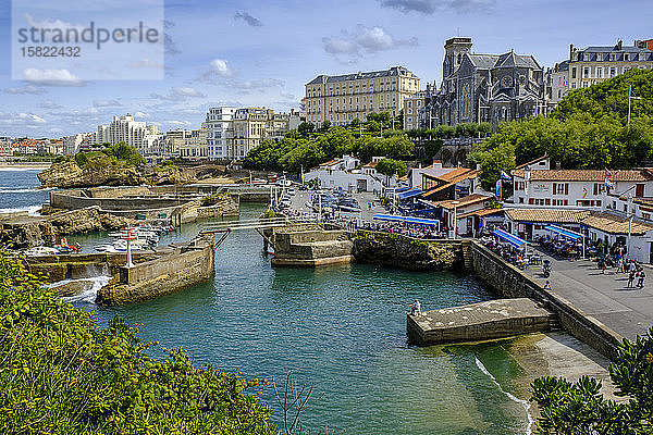 Frankreich  Pyrenäen-Atlantik  Biarritz  Jachthafen Le Port des Pecheurs mit der Kirche Saint Eugenie im Hintergrund