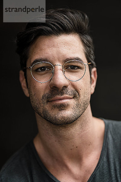 Porträt eines selbstbewussten Brillenträgers