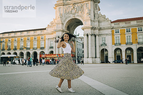 Glückliche junge Frau tanzt in der Stadt  Lissabon  Portugal
