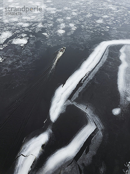 Russland  Sankt Petersburg  Sestroretsk  Luftaufnahme eines einzelnen Bootes beim Verlassen des eisigen Ufers des Finnischen Meerbusens