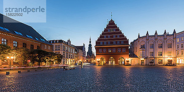 Deutschland  Mecklenburg-Vorpommern  Greifswald  Beleuchteter Marktplatz in der Abenddämmerung