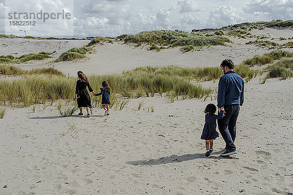 Familie mit zwei kleinen Kindern beim Spaziergang in den Dünen  Den Haag  Niederlande