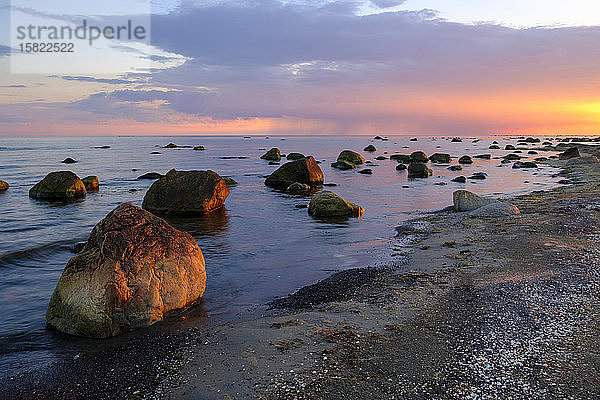 Sonnenuntergang an der Küste  Kattegat  Naturschutzgebiet Sardal  Halland  Schweden