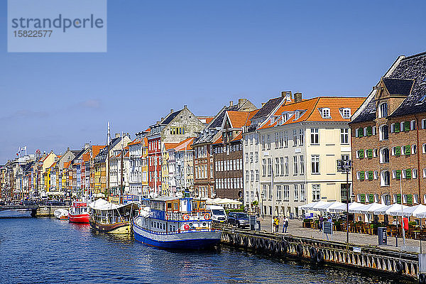 Dänemark  Kopenhagen  Boote liegen am Nyhavn-Kanal mit bunten Stadthäusern im Hintergrund