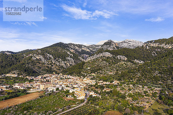 Spanien  Balearen  Caimari  Luftaufnahme eines ländlichen Dorfes im Frühling in der Serra de Tramuntana